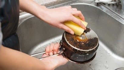 Jak wyczyścić przypalony garnek? Czym go umyć?