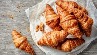 Jak zawijać rogaliki z ciasta francuskiego, a jak drożdżowe? Poradnik krok po kroku