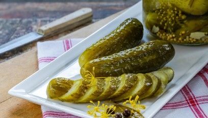 Kiszenie ogórków w słoikach krok po kroku – jak kisić je na zimę?
