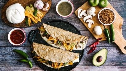 Z czym tortilla na ciepło, a z czym na zimno? Z czym ją podawać?